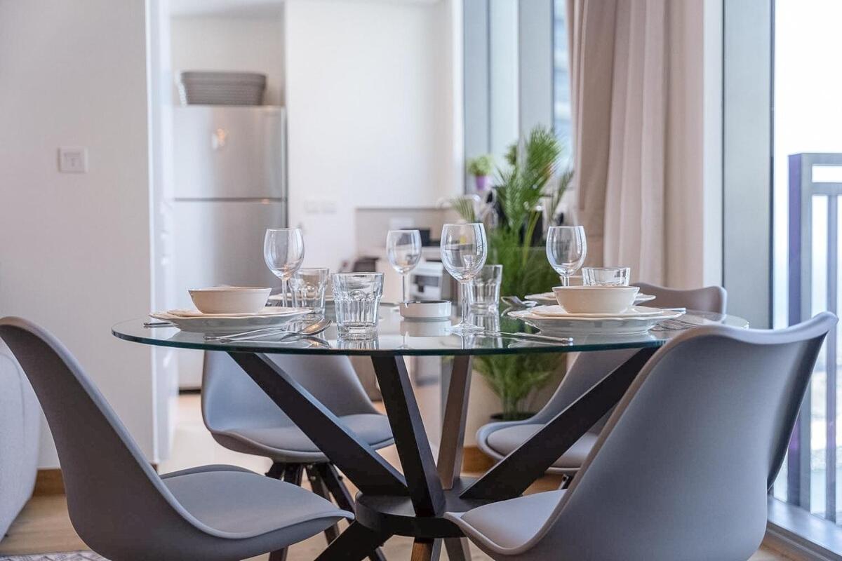 Bright 2-bedroom With Stunning Views At 5242 Tower Marina Apartment