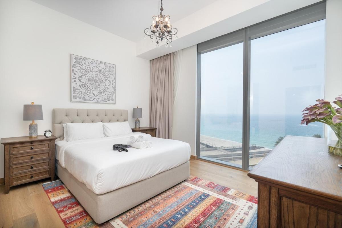 Bright 2-bedroom With Stunning Views At 5242 Tower Marina Apartment
