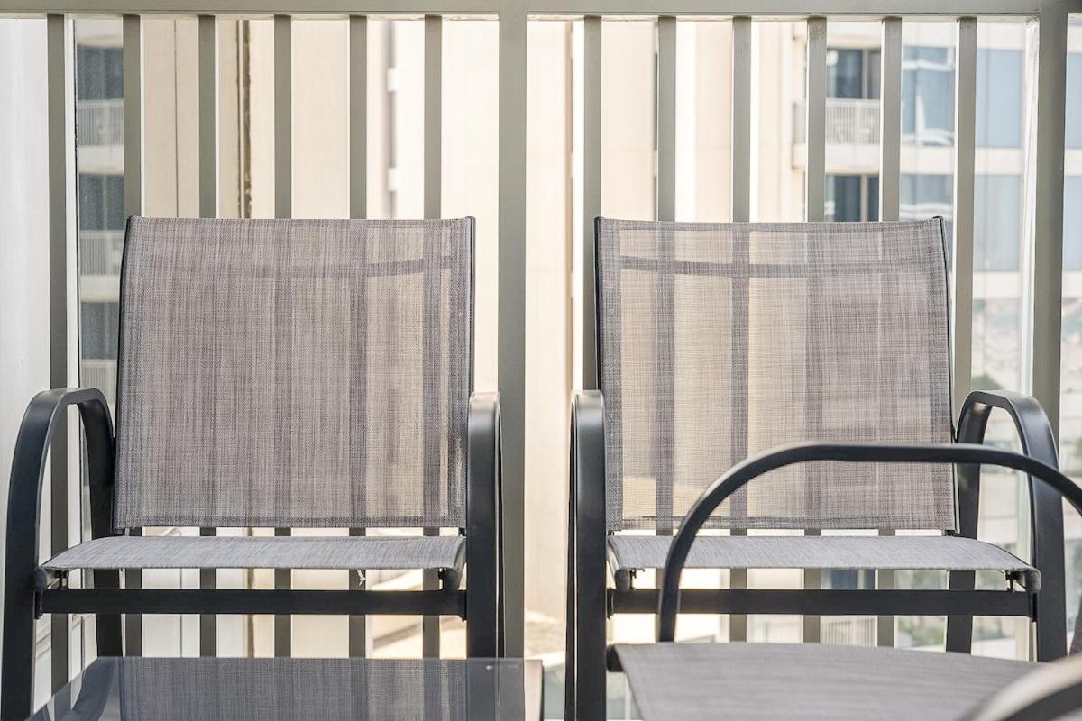 Bright 2-bedroom With Stunning Views At 5242 Tower Marina Apartment