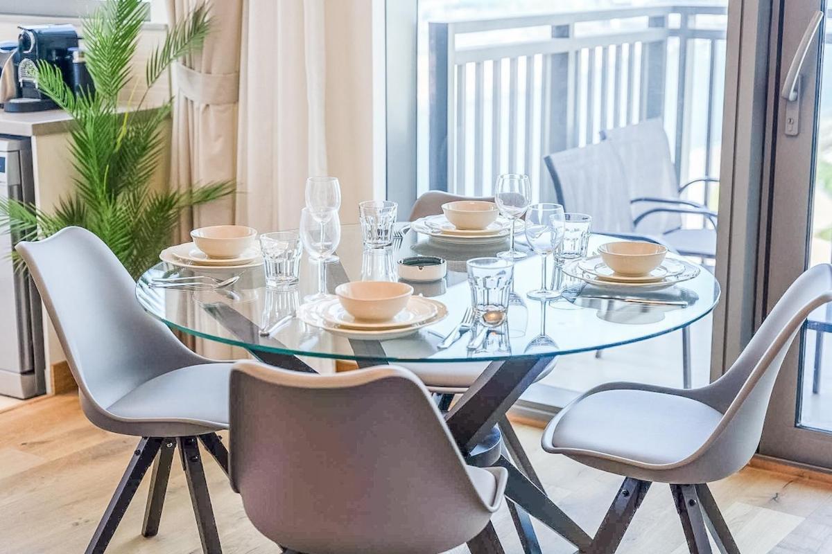 Apartment Bright 2-bedroom With Stunning Views At 5242 Tower Marina